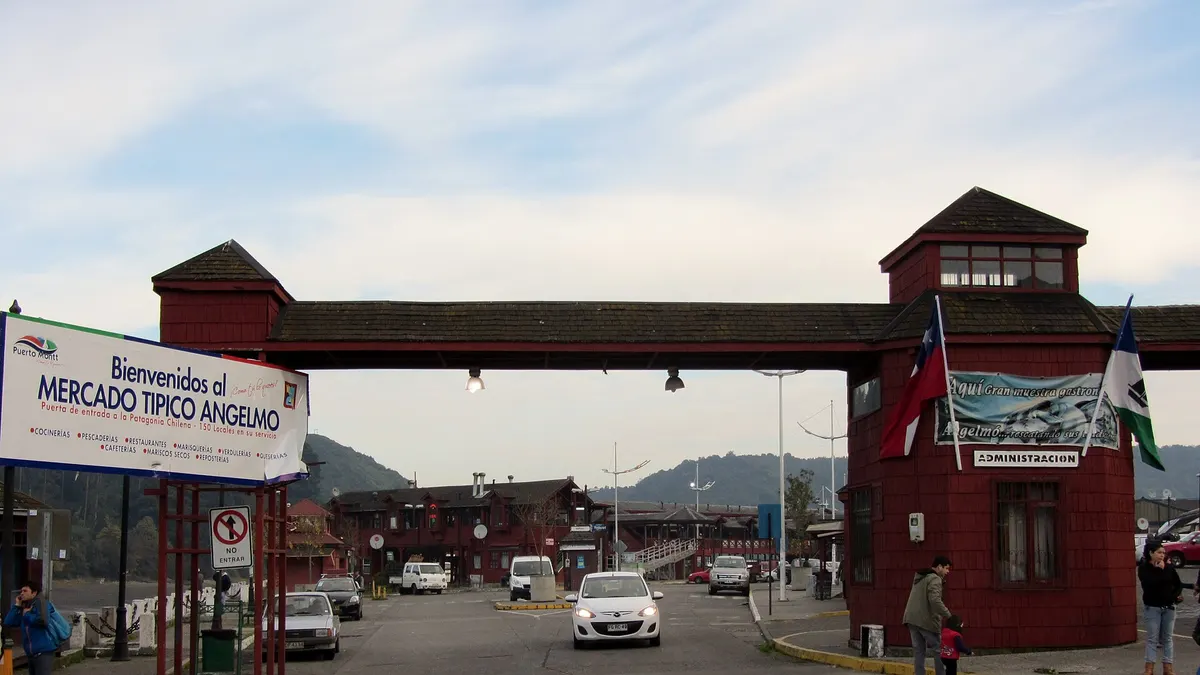 Entrada al mercado de Angelmó, en Puerto Montt, con su portal de madera roja