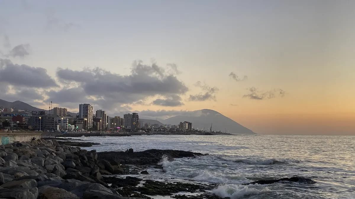 Costanera de Antofagasta al atardecer con edificios y el mar