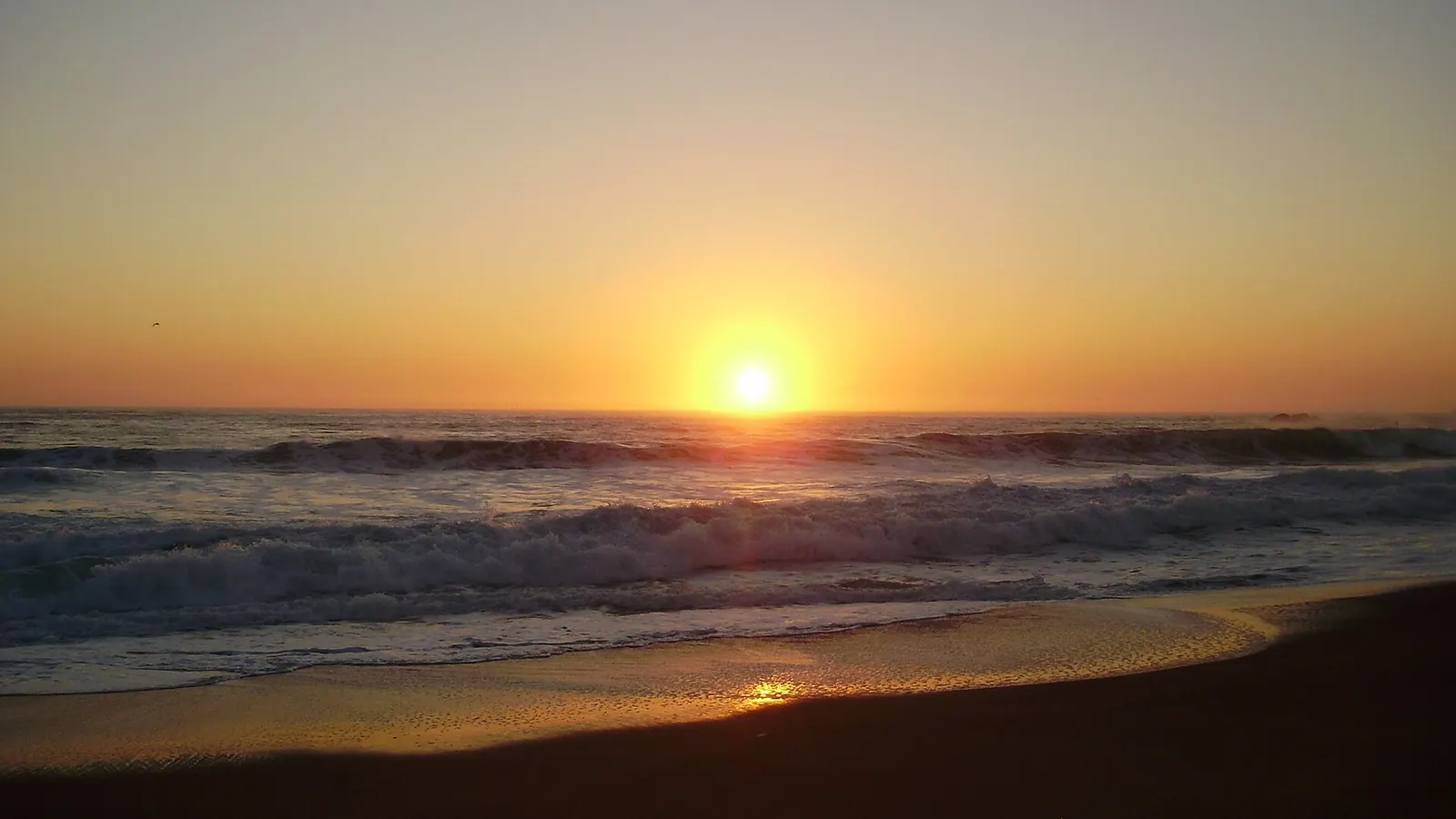 El sol cae sobre el mar frente a la playa de Reñaca, en Viña del Mar