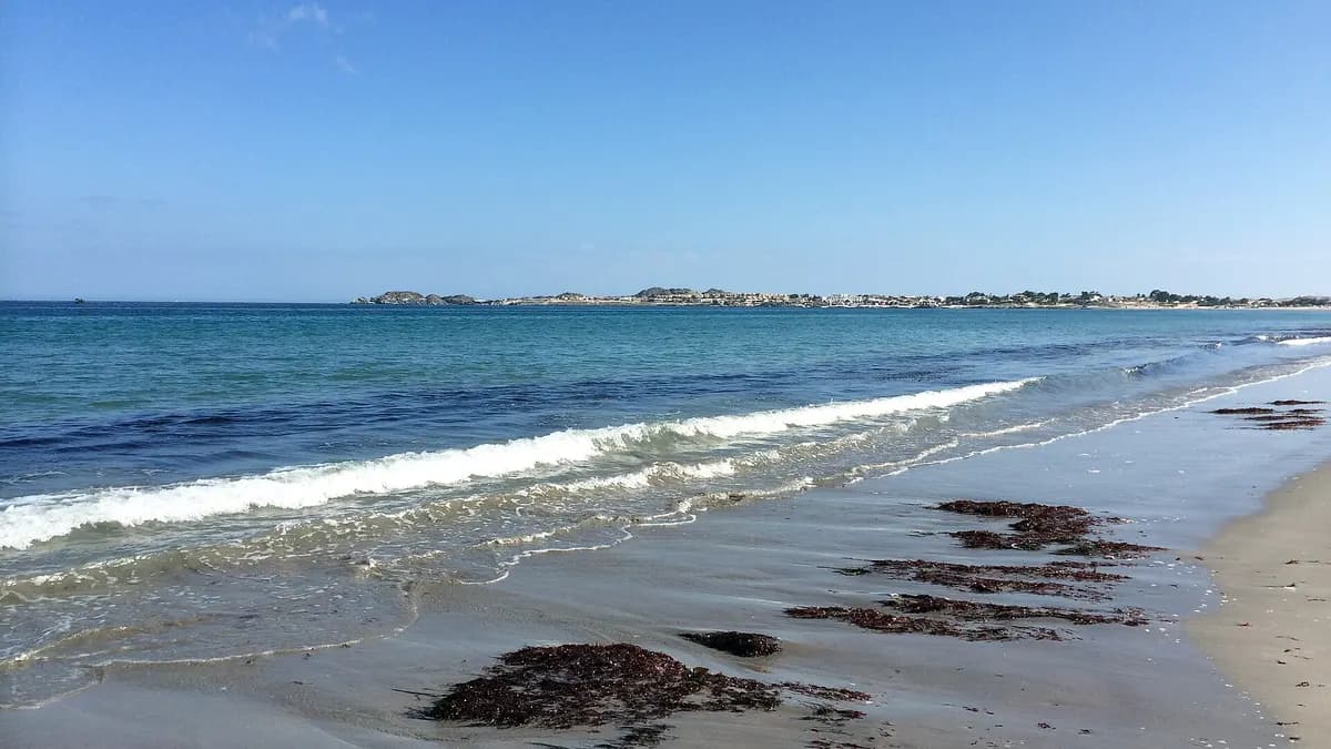 Playa de Bahía Inglesa vista desde la playa Las Machas, con aguas turquesa