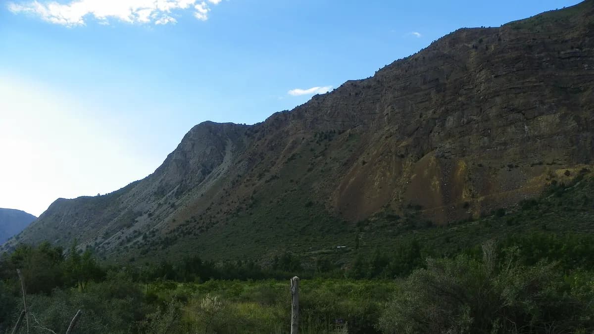 Río Maipo entre cerros en el Cajón del Maipo