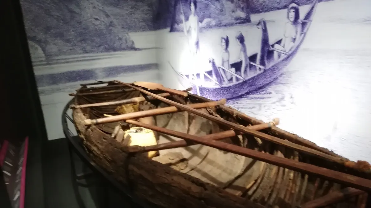 Canoa tradicional kawésqar de corteza exhibida en un museo