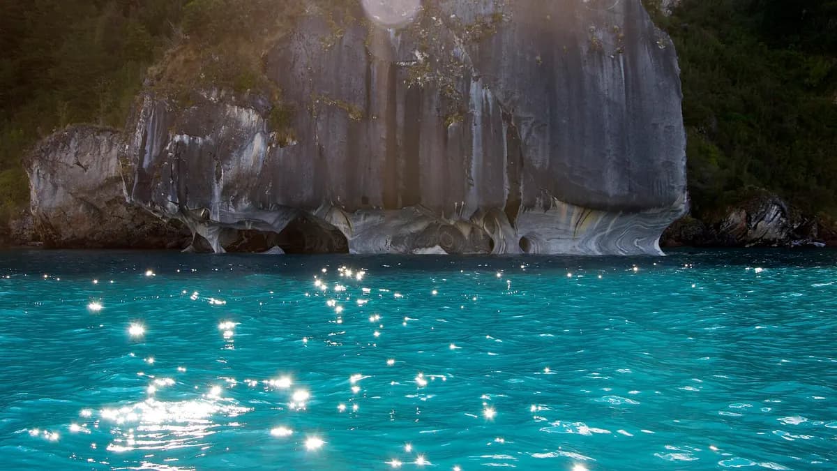 Paredes de mármol a orillas del lago General Carrera con agua turquesa