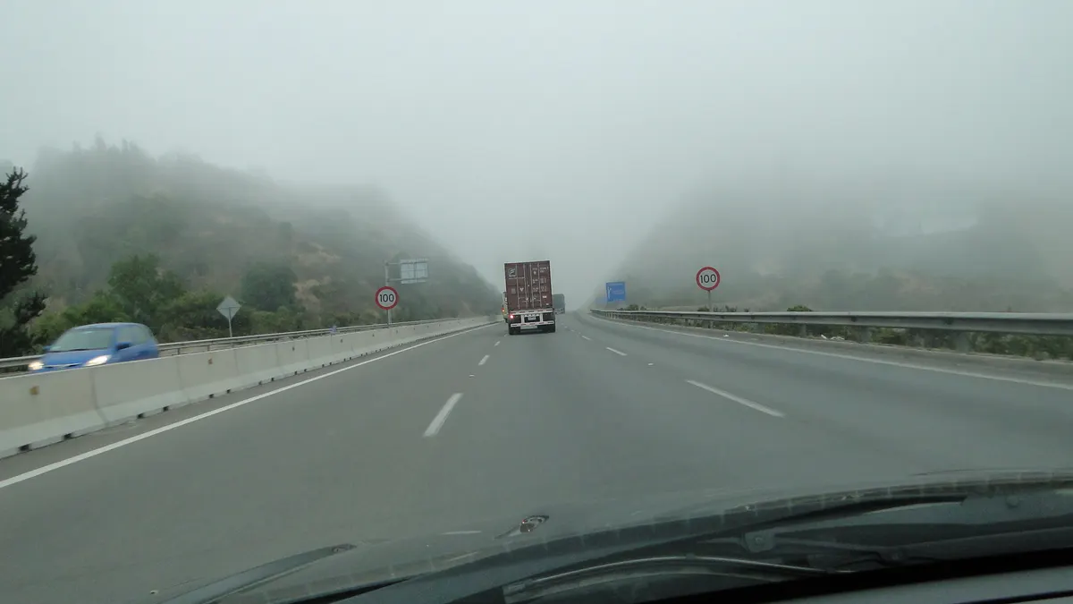 Carretera entre Santiago y Valparaíso con niebla y camiones