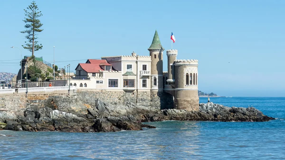 Castillo Wulff de piedra con torres sobre las rocas del borde costero de Viña del Mar