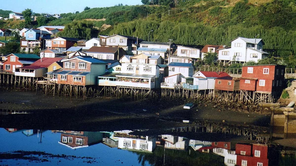 Palafitos del río Gamboa en Castro reflejados en el agua