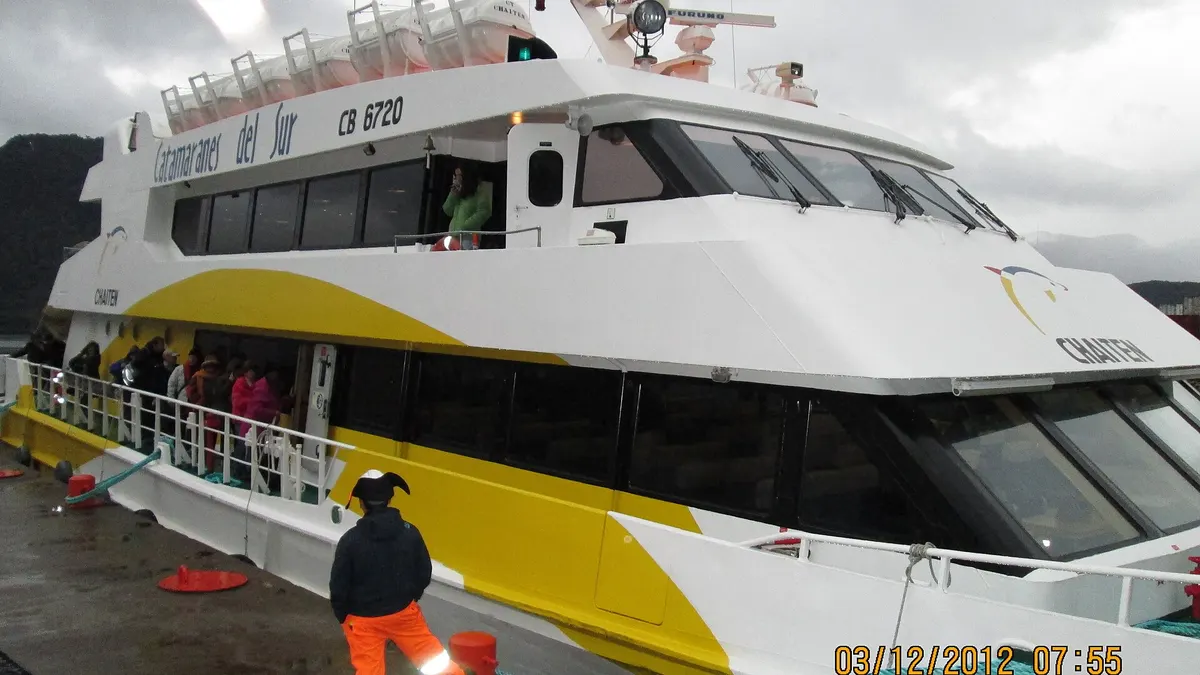 Catamarán de pasajeros amarrado antes de zarpar hacia la laguna San Rafael