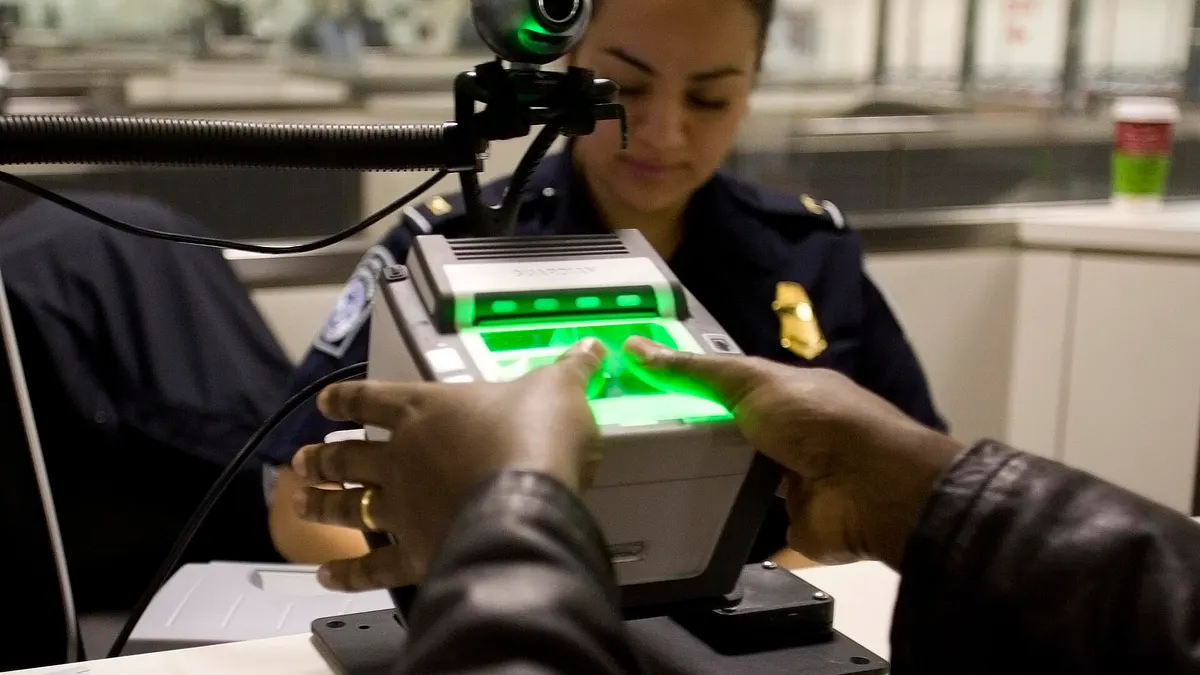 Visa Waiver: la sobreestadía de chilenos en Estados Unidos baja a 1,5%, la menor en seis años