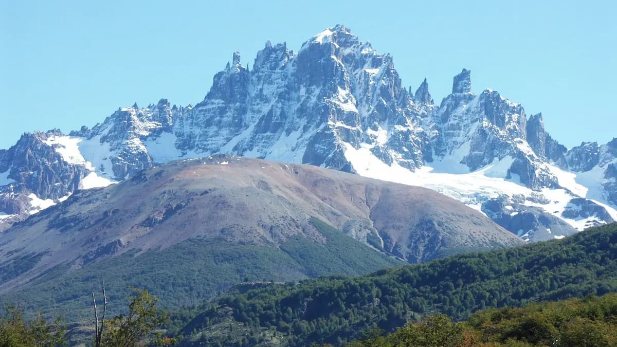 Las agujas de roca del cerro Castillo sobre un valle con bosque
