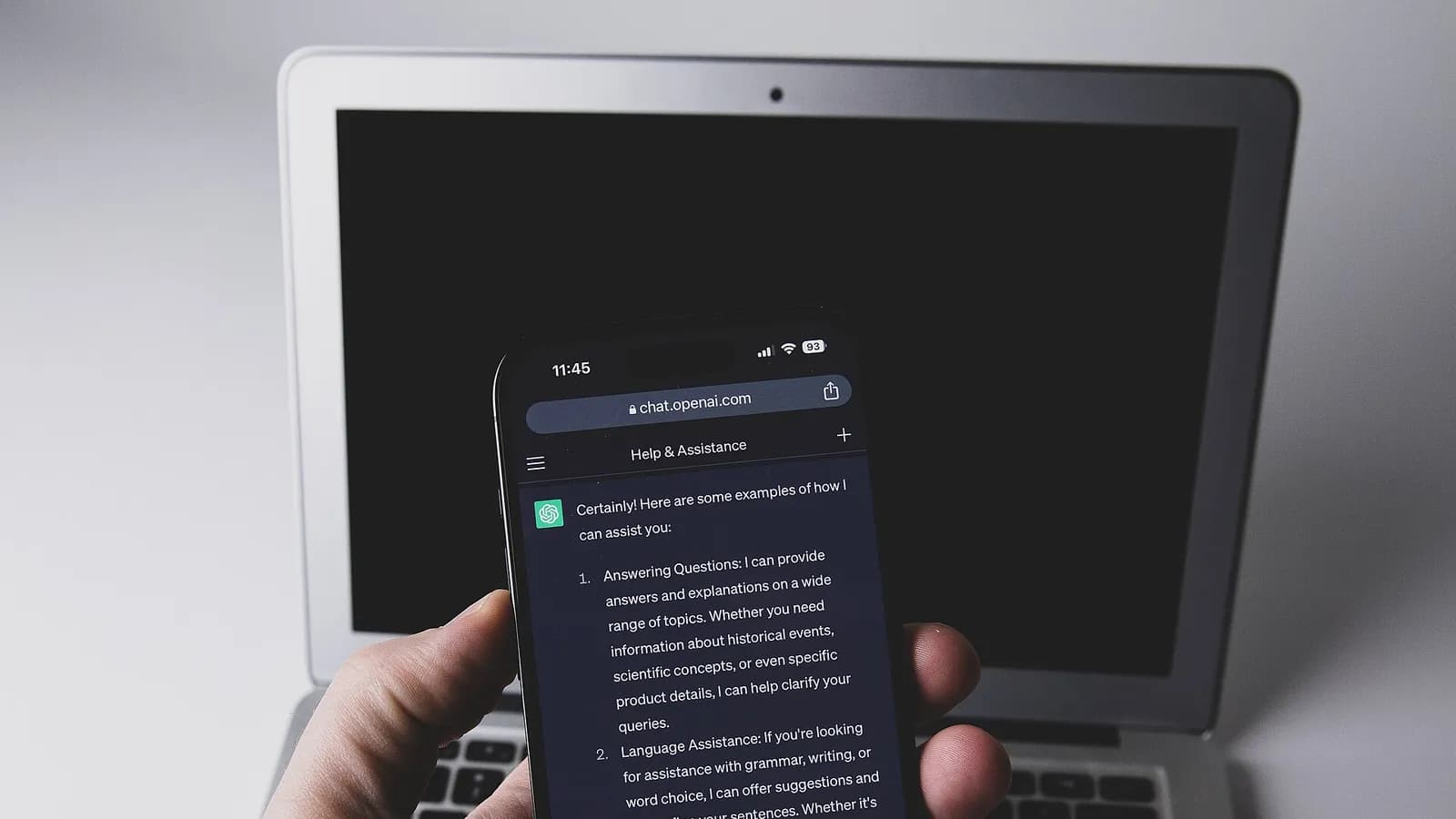 Smartphone con la aplicación de ChatGPT abierta