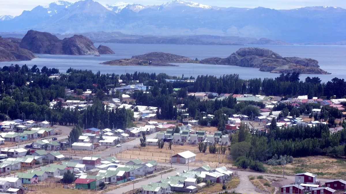 Vista de Chile Chico con el lago General Carrera y un islote al fondo