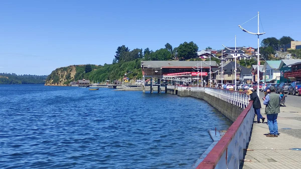Costanera de Chonchi, en la isla grande de Chiloé, con el mar en calma