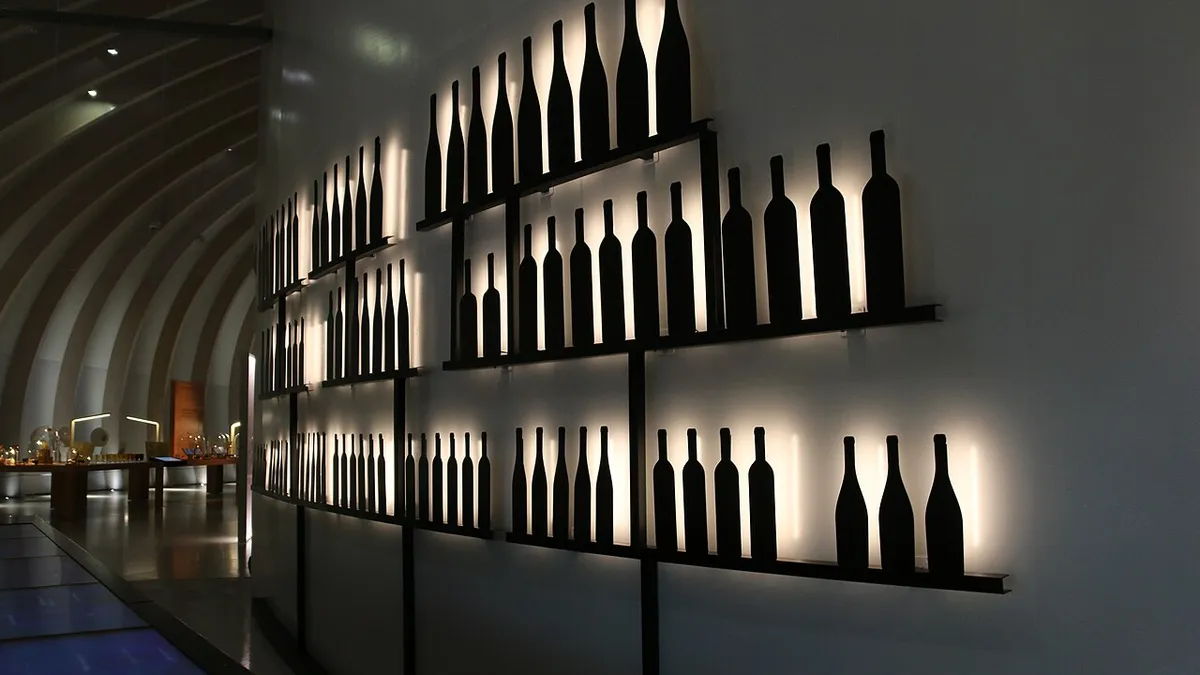 Muro de botellas iluminadas en el interior de La Cité du Vin, en Burdeos