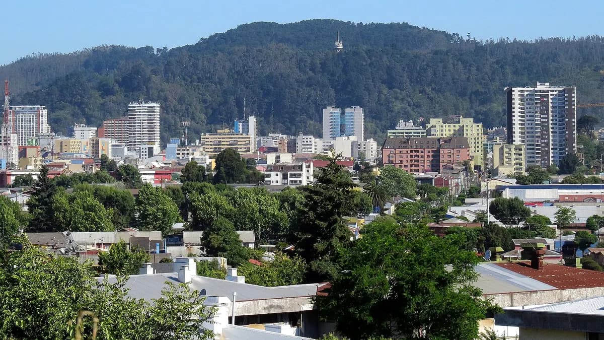 Vista de Concepción con el cerro Caracol al fondo