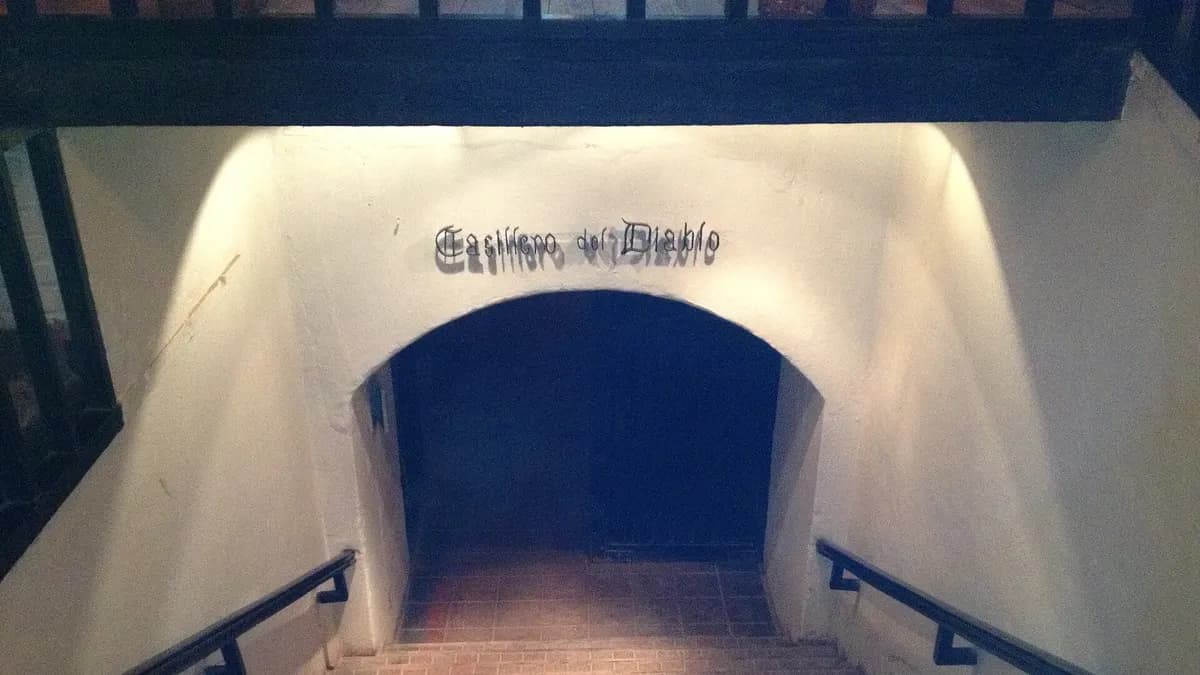 Entrada de la bodega subterránea del Casillero del Diablo en la Viña Concha y Toro