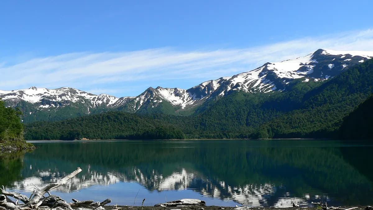 Lago Conguillío con la Sierra Nevada nevada reflejada en el agua