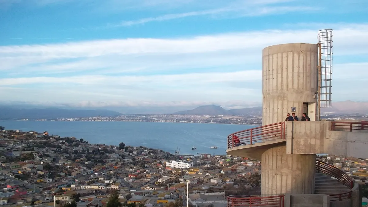 Torre del ascensor de la Cruz del Tercer Milenio con la bahía de Coquimbo de fondo