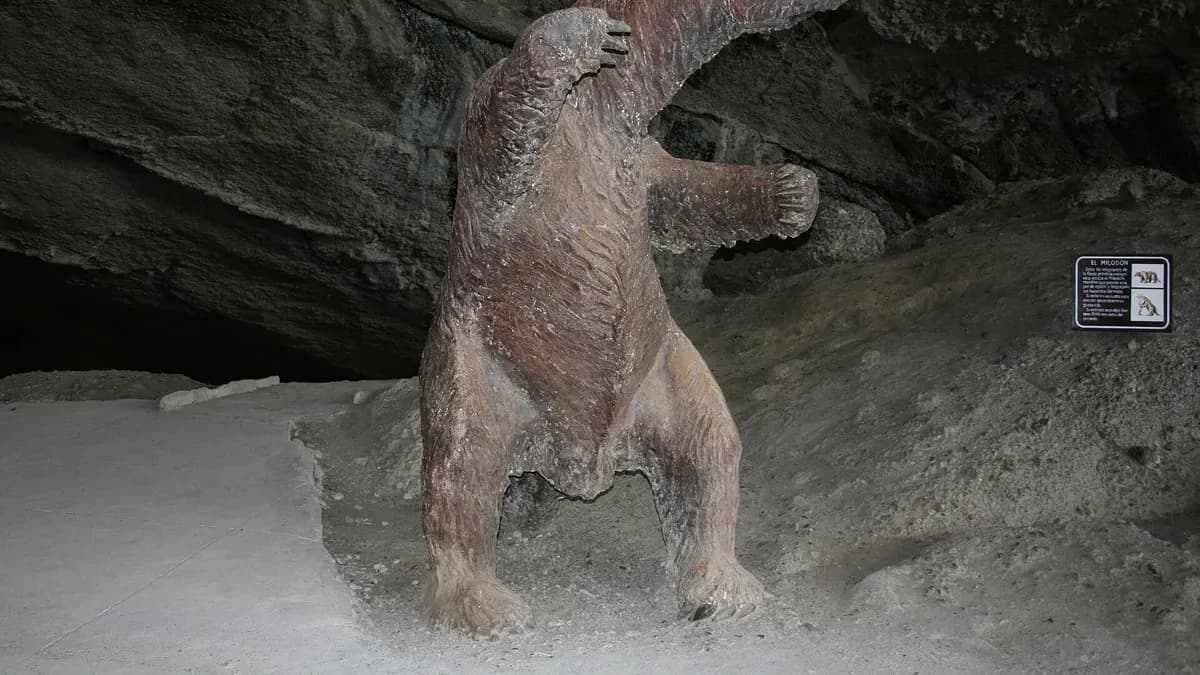 Réplica de un milodón dentro de la gran cueva de roca