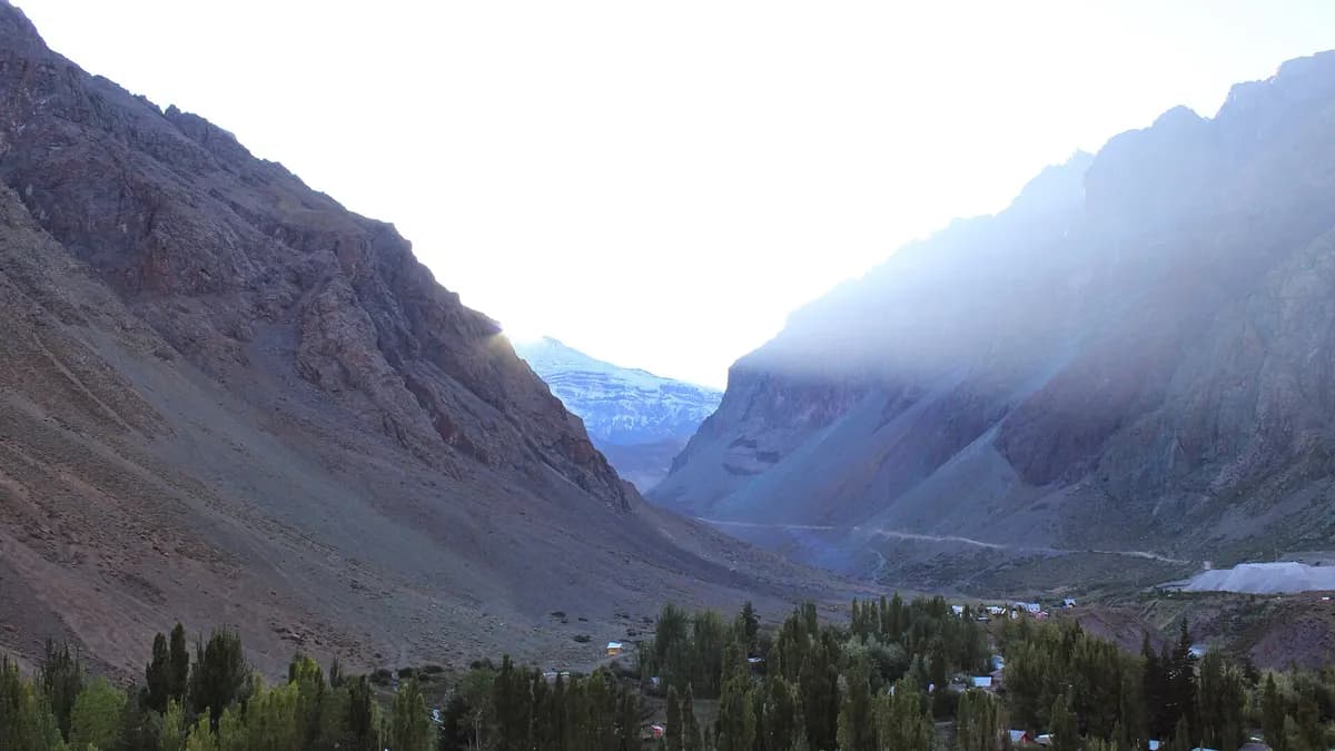 Valle cordillerano del Monumento Natural El Morado con cerros nevados y laderas de roca