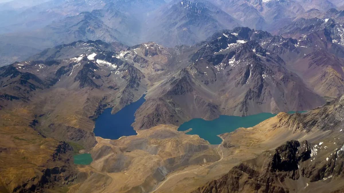 Vue aérienne de la Laguna Negra et de l'Embalse El Yeso entre des montagnes arides