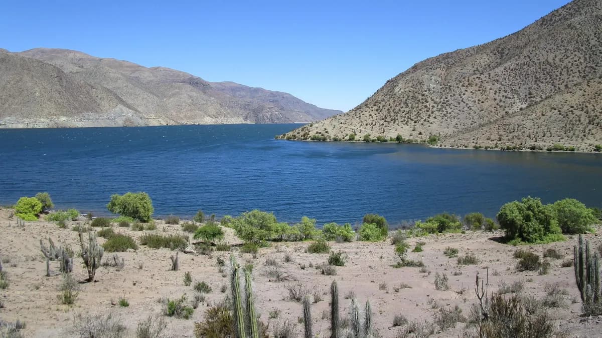 Aguas azules del embalse Puclaro rodeadas de cerros áridos en el valle del Elqui