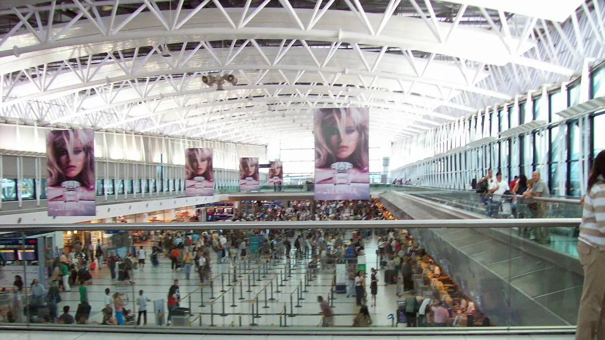Hall de la Terminal A del aeropuerto de Ezeiza con pasajeros