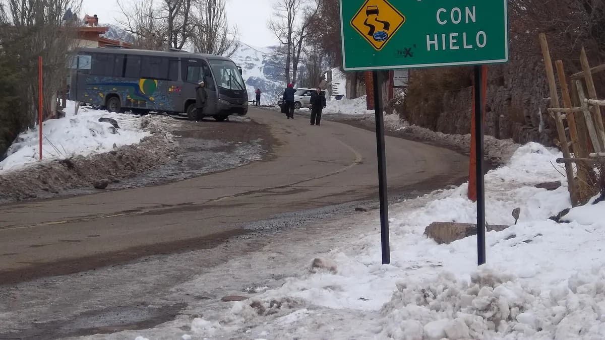 Camino de Farellones hacia El Colorado y La Parva con nieve y señal de camino con hielo