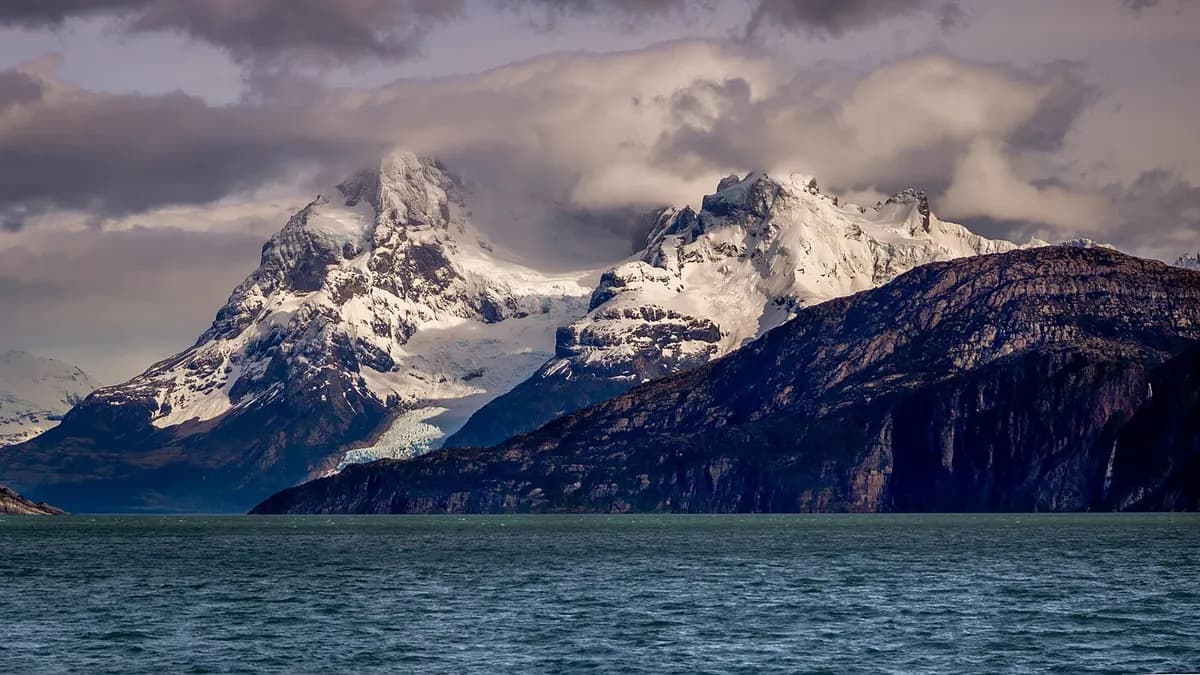 Glaciar Balmaceda y montañas nevadas sobre el fiordo Última Esperanza