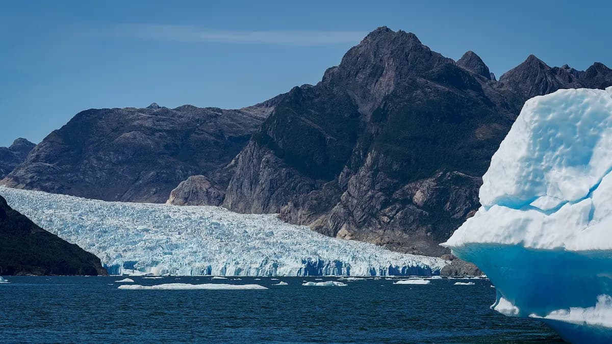 Frente del glaciar San Rafael con un gran témpano azul flotando en la laguna
