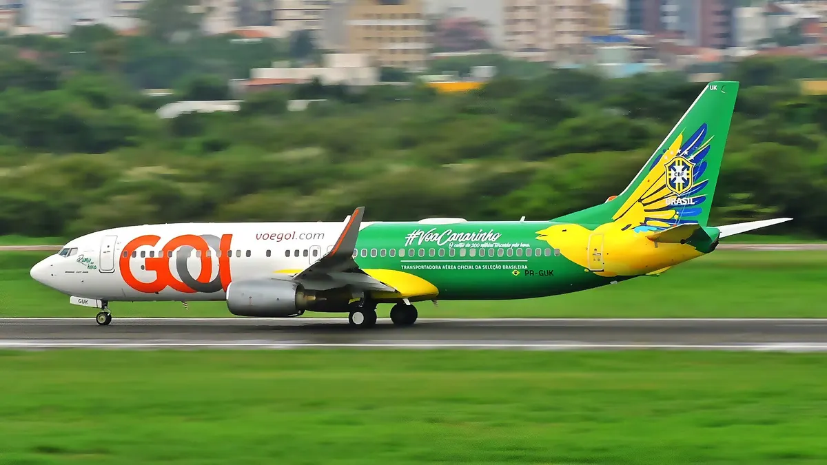 Boeing 737-800 de GOL con pintura especial despegando