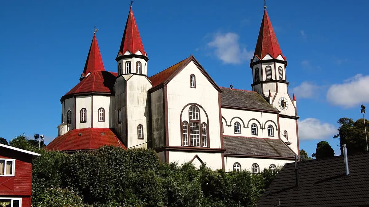 Iglesia del Sagrado Corazón de Puerto Varas, de madera blanca con techos rojos y torres puntiagudas