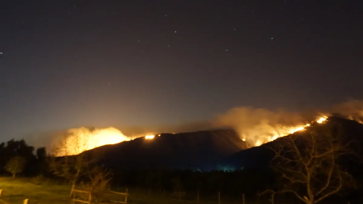 Incendio forestal de noche en los cerros de Pirque, Región Metropolitana