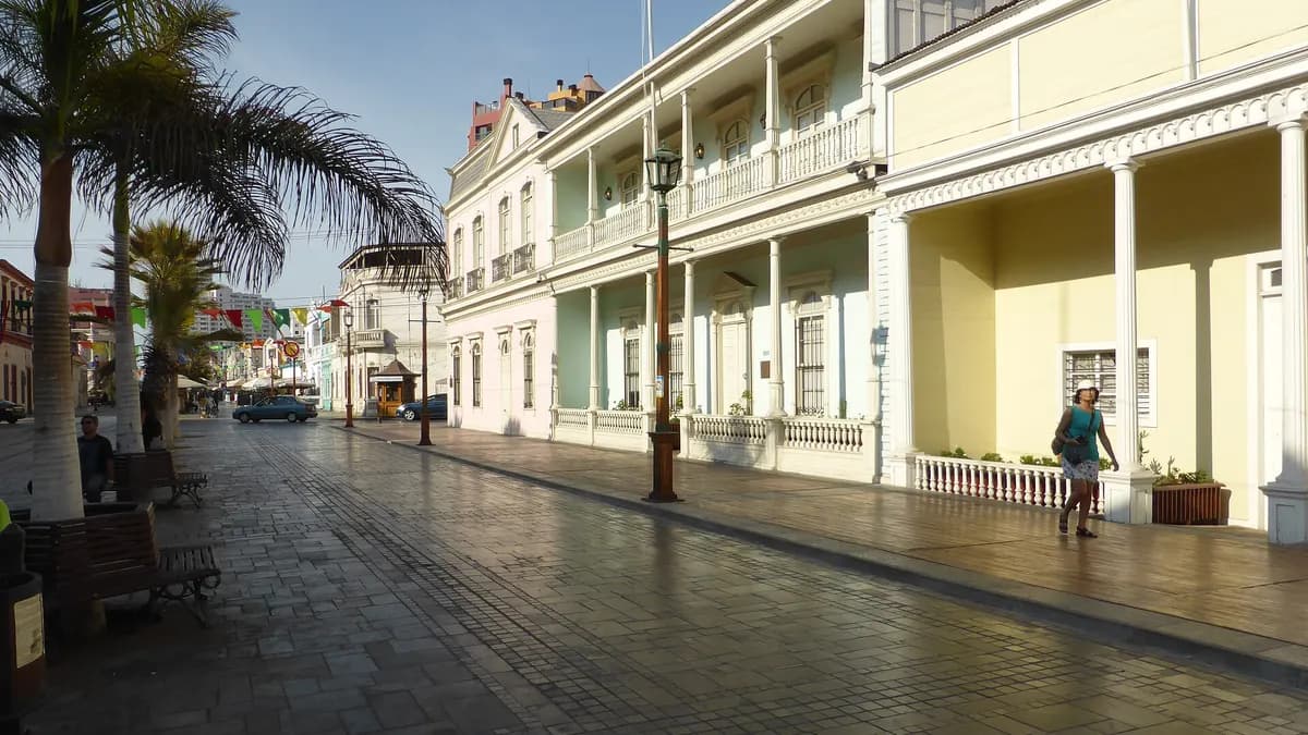 Casas de madera de estilo georgiano y palmeras en el paseo Baquedano de Iquique