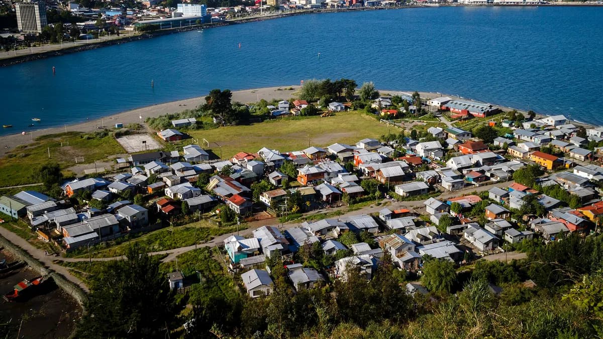 Vista aérea de la puntilla de isla Tenglo frente a Puerto Montt