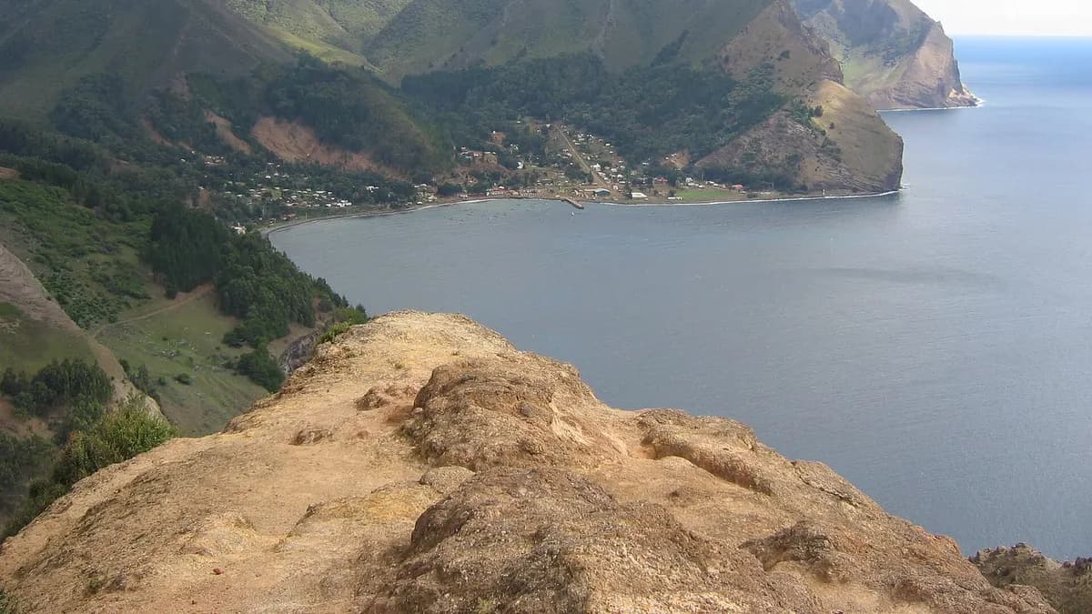 Vista de la bahía Cumberland y el poblado de San Juan Bautista desde los cerros de la isla Robinson Crusoe