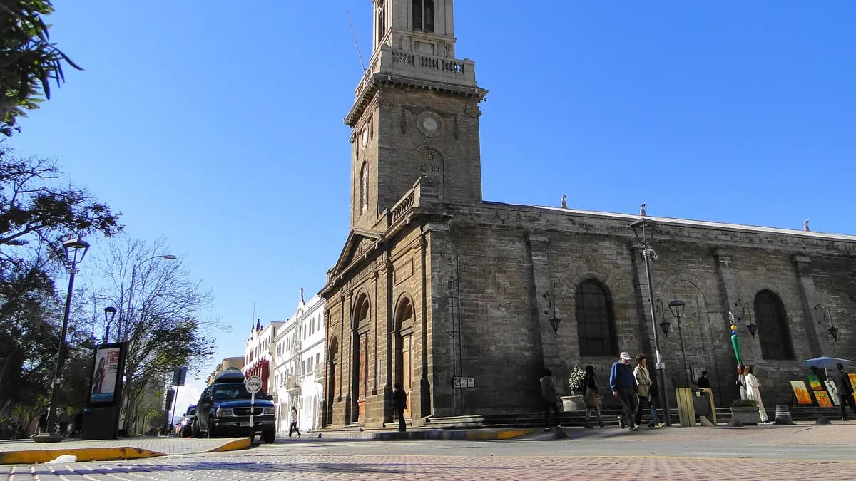 Torre de piedra de la Catedral de La Serena junto a una calle del centro histórico