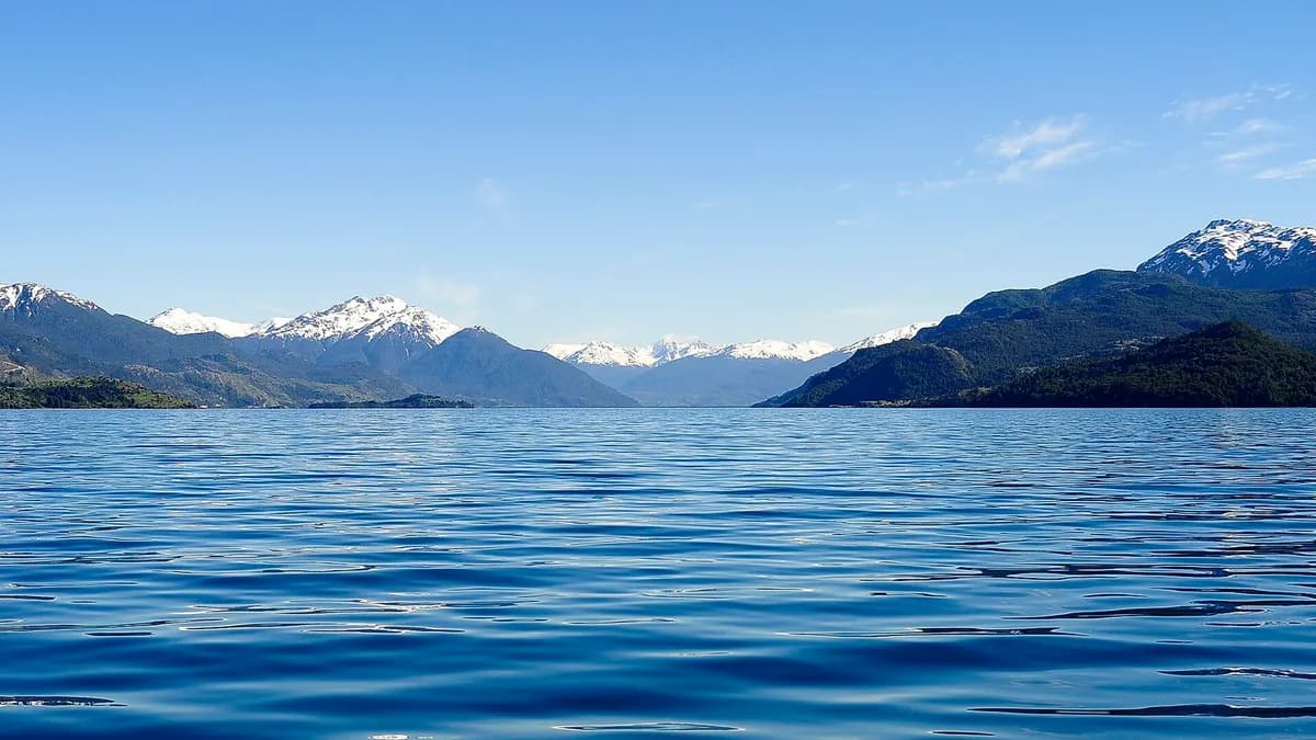Aguas azul intenso del lago General Carrera con montañas al fondo