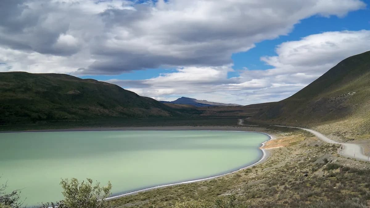 Laguna Amarga de aguas verdes junto al camino de entrada a Torres del Paine