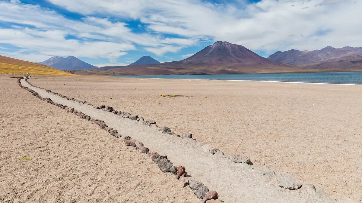 Laguna Miscanti de color azul intenso con cerros y volcanes al fondo
