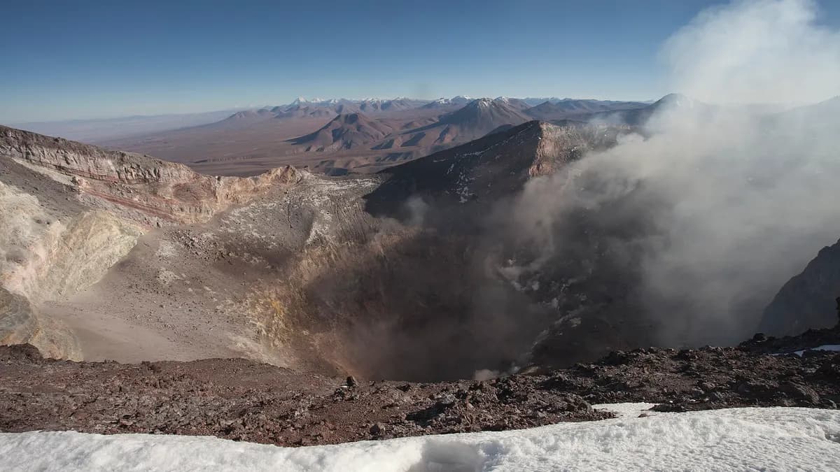 Cráter humeante del volcán Láscar con el altiplano de Atacama al fondo