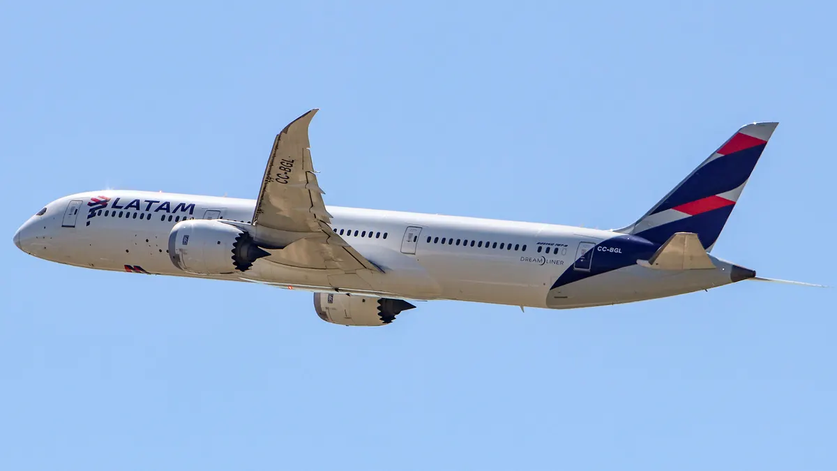 LATAM Airlines Chile Boeing 787-9 taking off