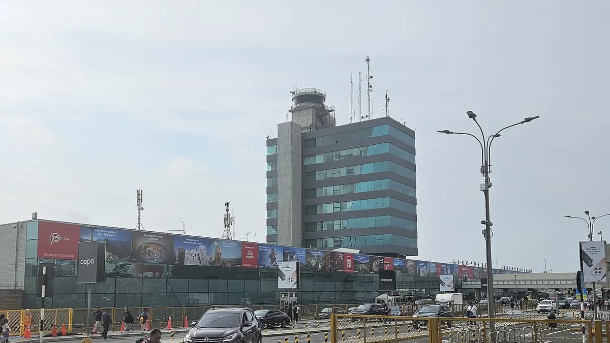 Fachada del aeropuerto internacional Jorge Chávez de Lima con su torre de control