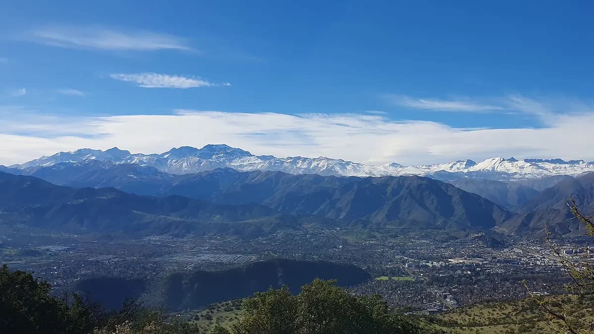 Cordillère des Andes aux sommets enneigés vue depuis Lo Barnechea