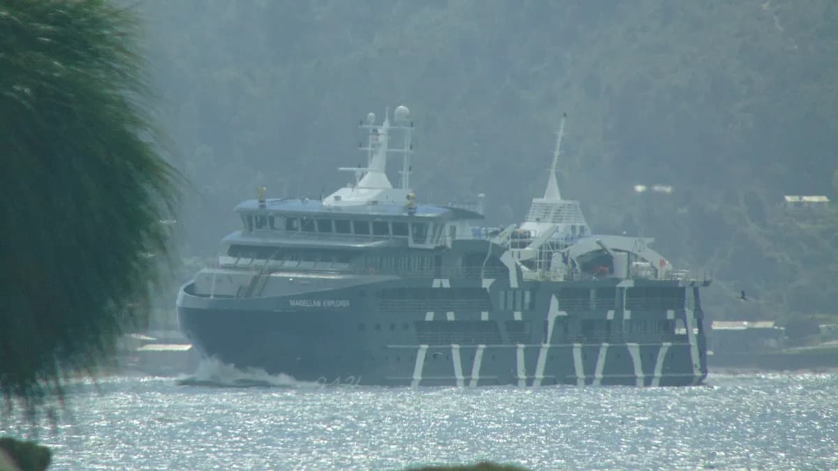 El crucero de expedición Magellan Explorer navegando frente a Valdivia