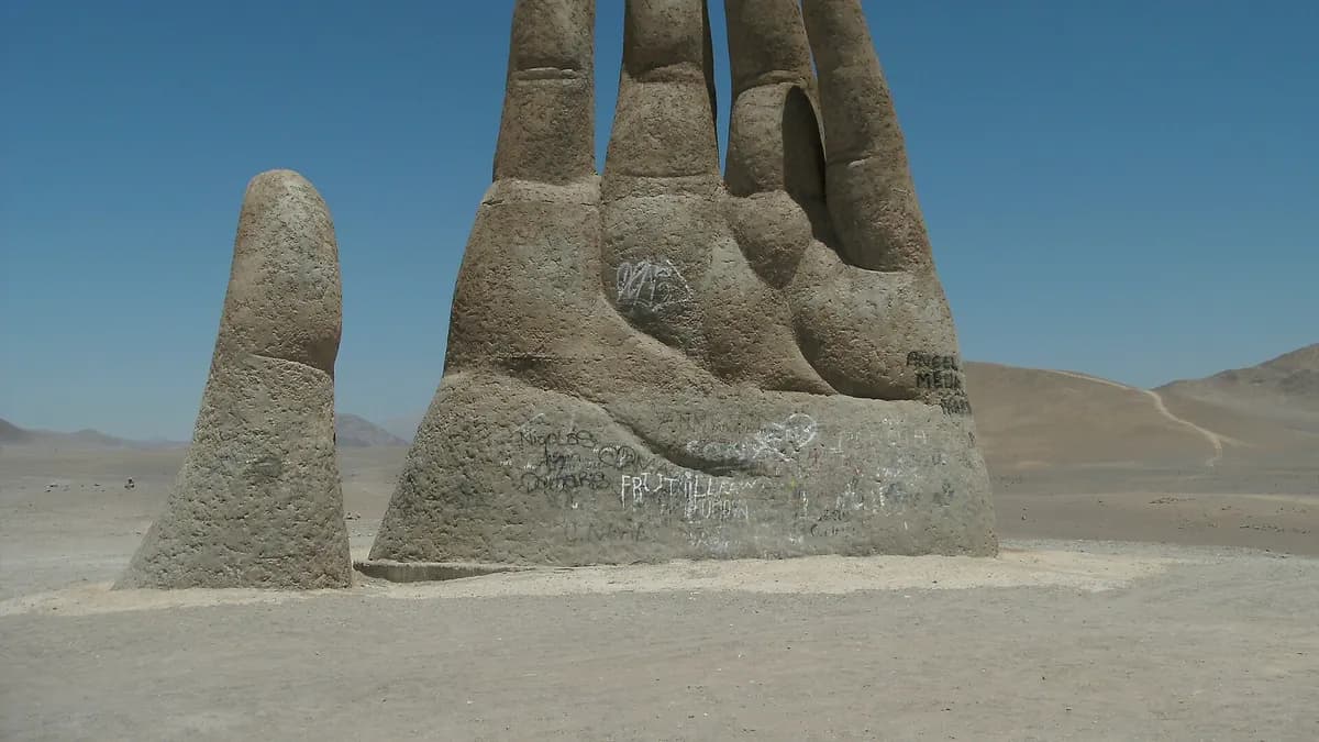 Mão do Deserto (Mano del Desierto): como chegar, história e dicas da escultura de 11 metros no Chile