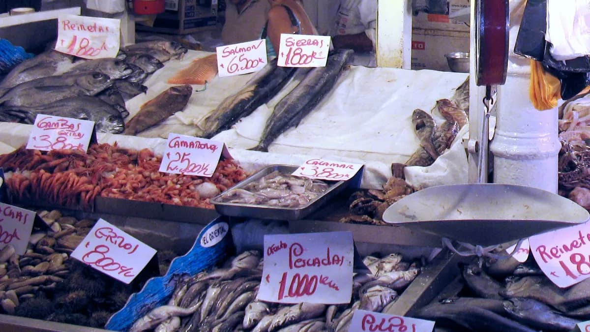 Banca de peixes e frutos do mar no Mercado Central de Santiago