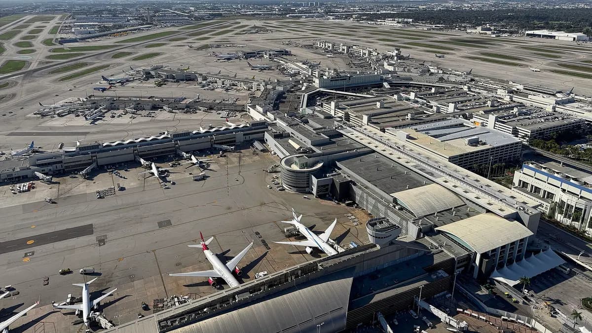 Vista aérea del aeropuerto internacional de Miami con aviones en las puertas