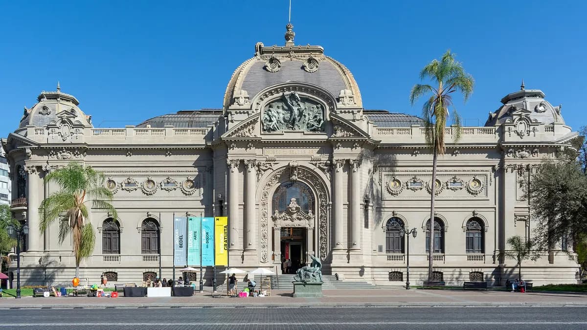 Fachada del Museo Nacional de Bellas Artes en el Parque Forestal de Santiago