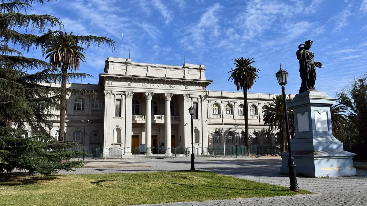 Fachada del Museo Nacional de Historia Natural en la Quinta Normal de Santiago, con una escultura en primer plano