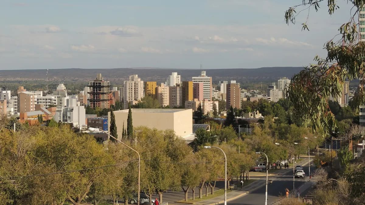 Vista de la ciudad de Neuquén con edificios y vegetación